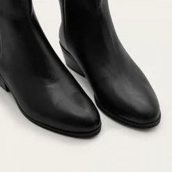 Botki|Balagan Sus Botki, Czarny