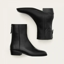 Botki|Balagan Sus Botki, Czarny