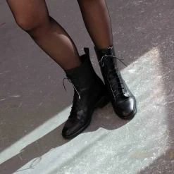 Botki|Balagan Tzava Botki, Czarny