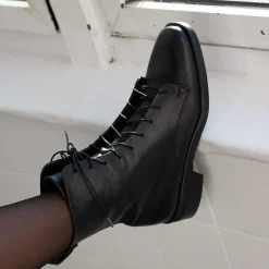 Botki|Balagan Tzava Botki, Czarny