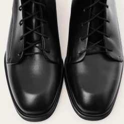 Botki|Balagan Tzava Botki, Czarny